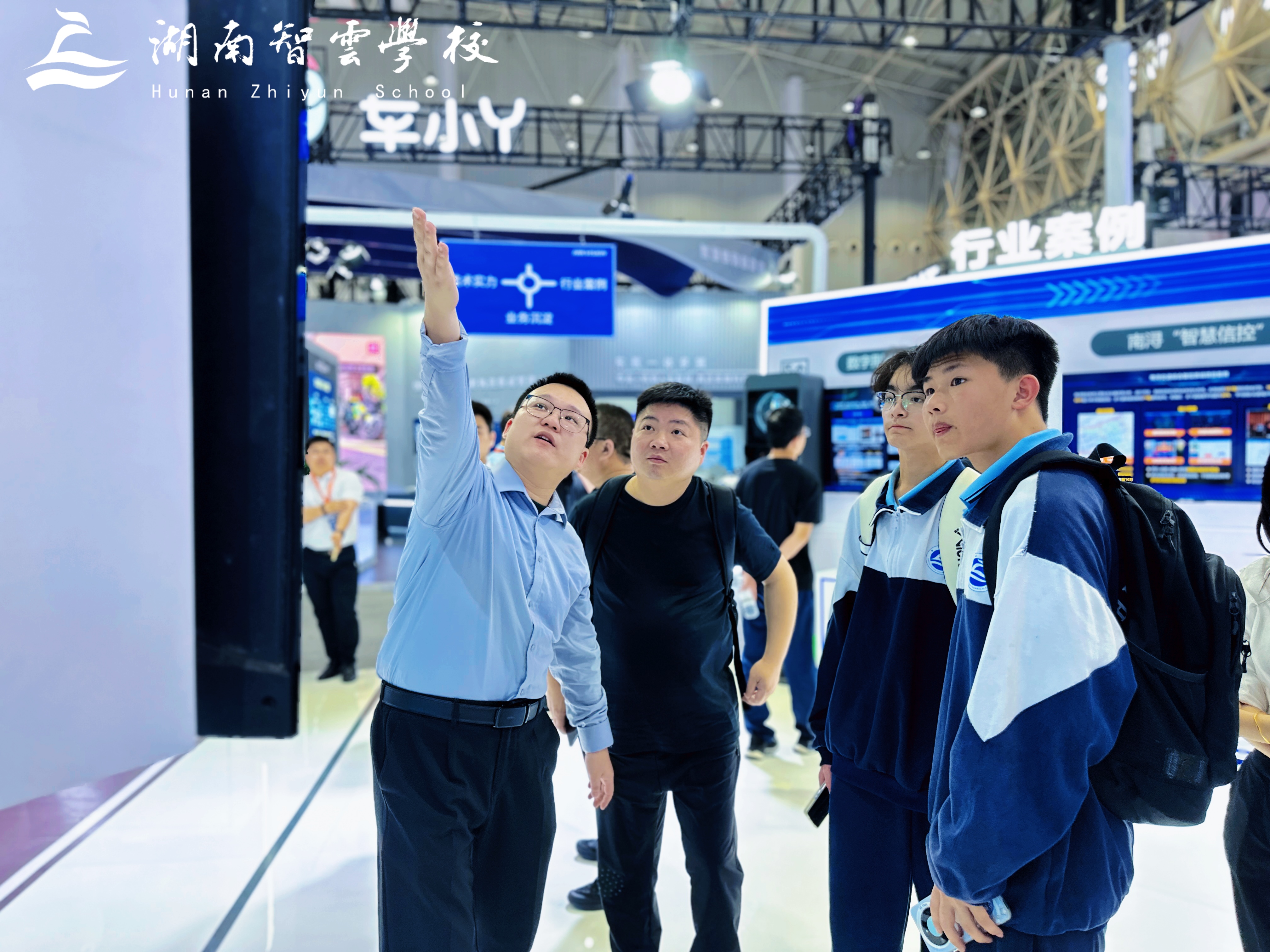 我校学子参加武汉“交博会”——触摸前沿科技，赋能智慧交通未来！