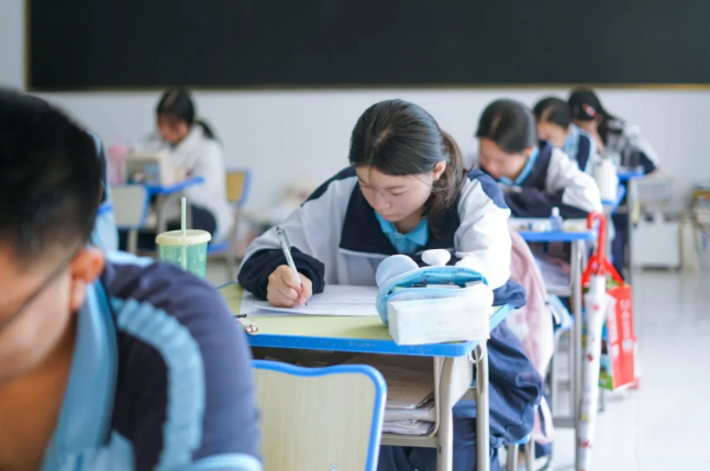 喜报！天职师大理论考试我校10名学子上线，其中电子电工专业粟贝贝斩获湖南省第一！