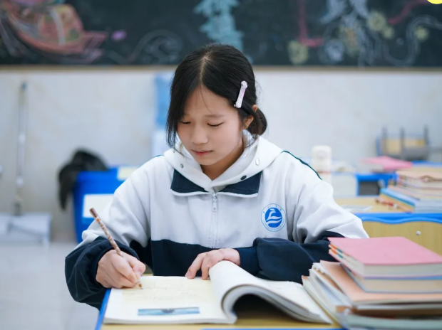 星光熠熠，未来可期——智云学校2503班郑欣怡同学荣获“智云之星”称号