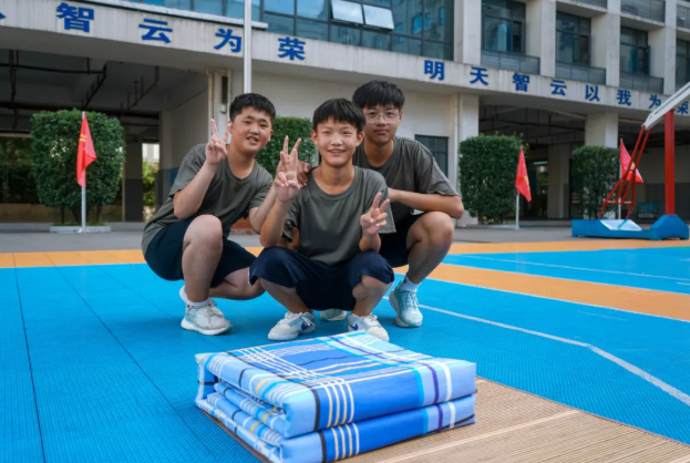 有“被”而来，“叠”出精彩 ——智云学校军训叠被子大赛